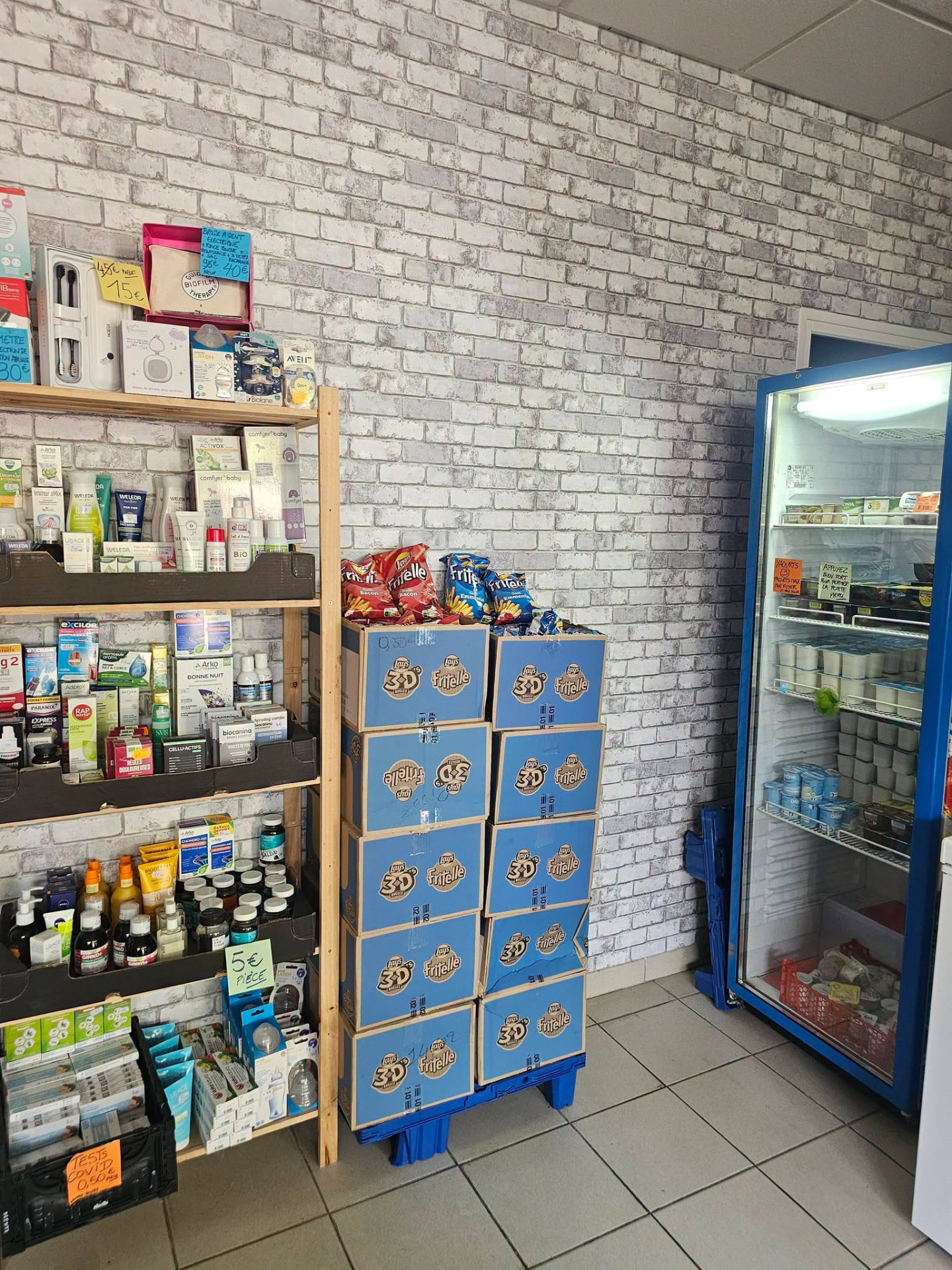 Rayons hygiène, puériculture et produits frais de l'épicerie solidaire